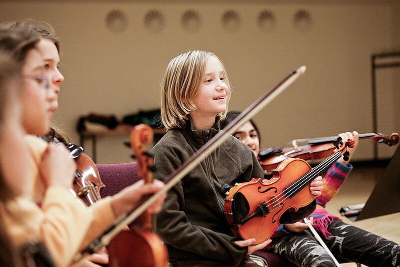 Jugendliche Streicher in der Orchesterprobe
