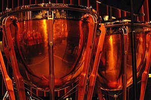 Kupferfarbene Kessel von zwei Pauken