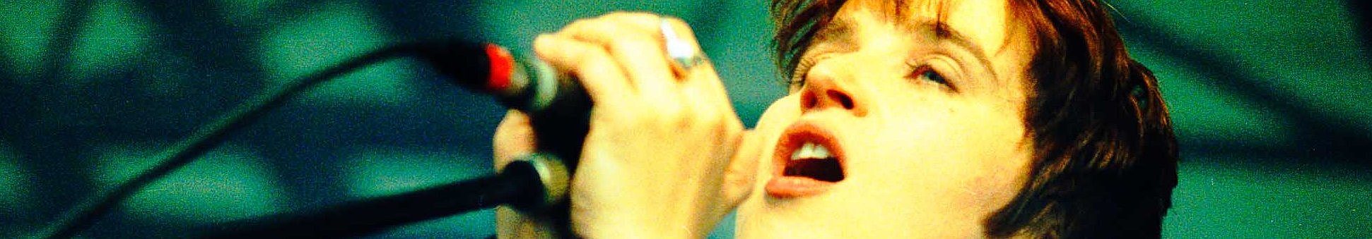 Popsängerin auf einer Bühne