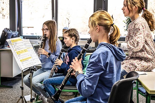 Vier junge Teenagerinnen im Klarinettenunterricht