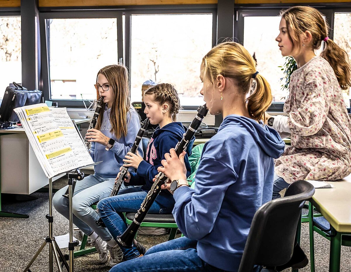 Vier junge Teenagerinnen im Klarinettenunterricht