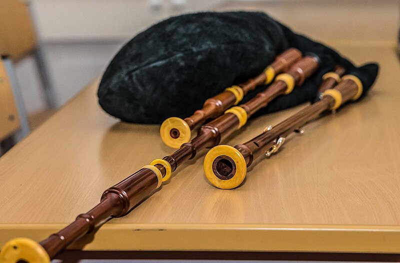 Ein Dudelsack liegt auf einem Tisch