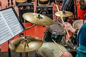 Bigbandprobe, Blick über die Schulter des Drummers ins Orchester bis zum Bandleader