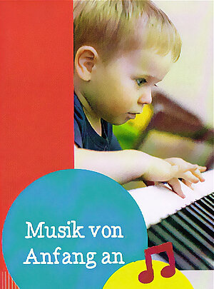 Titekseite einer Broschüre: Ein Kleinkind probiert eine Klaviertastatur aus, davor die Überschrift "Musik von Anfang an"t